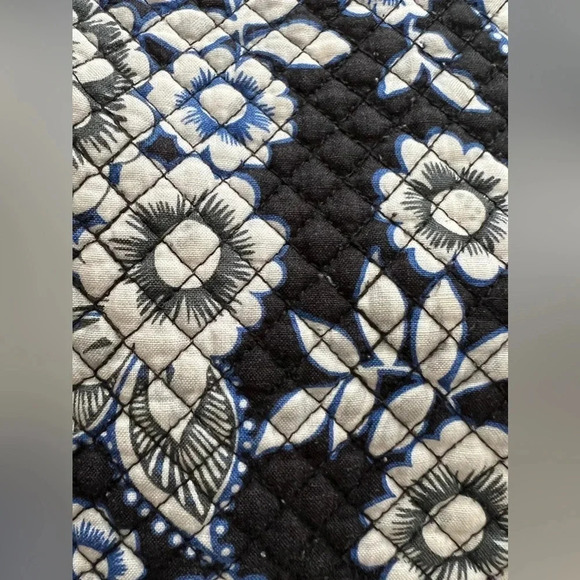 RETIRED: Vera Bradley | ladies Snow Lotus Hadley on the go shoulder handbag.​ - Picture 3 of 16